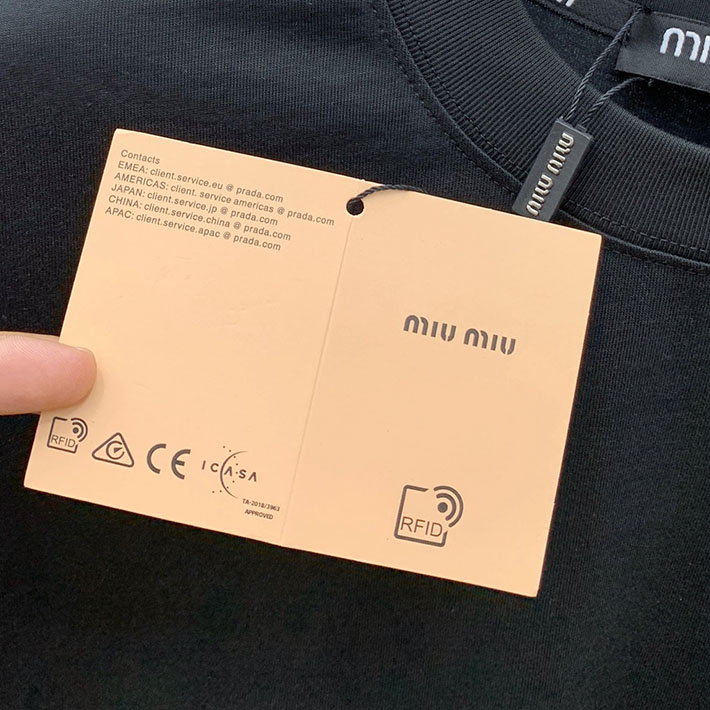 最高級MiuMiuスーパーコピー MiuMiu Tシャツ 長袖 カットソー コットン ロゴT クルーネック ブラック 2524760 Miumiu Tシャツ アウトレット - 画像 (10)