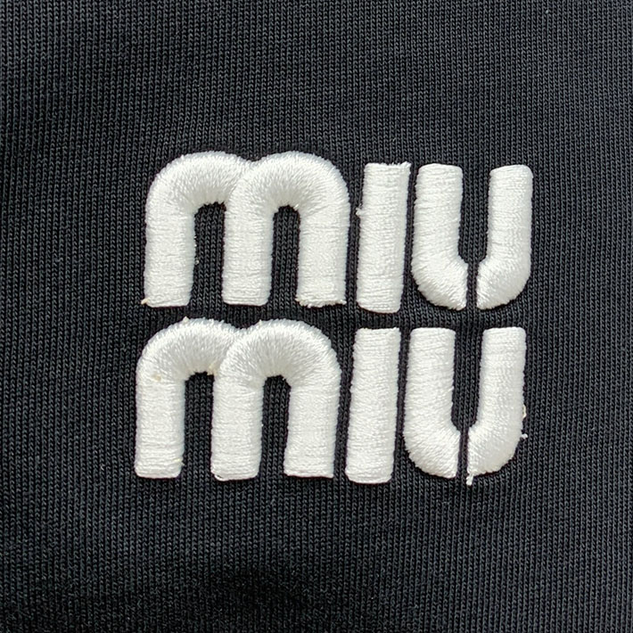 最高級MiuMiuスーパーコピー MiuMiu Tシャツ 長袖 カットソー コットン ロゴT クルーネック ブラック 2524760 Miumiu Tシャツ アウトレット - 画像 (7)