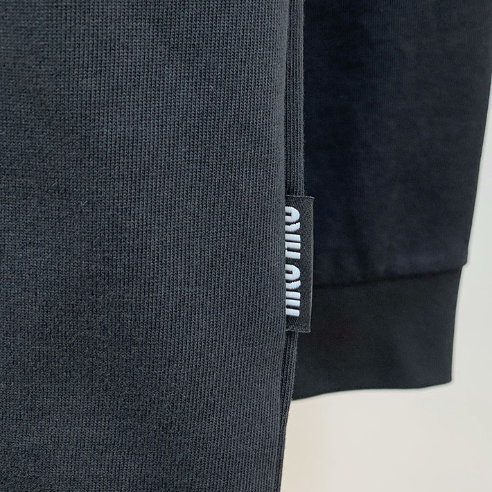 最高級MiuMiuスーパーコピー MiuMiu Tシャツ 長袖 カットソー コットン ロゴT クルーネック ブラック 2524760 Miumiu Tシャツ アウトレット - 画像 (6)