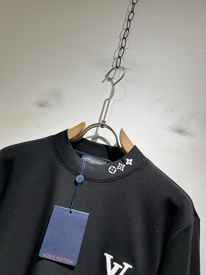 最高級ルイヴィトンスーパーコピー エンボスLVロングスリーブTシャツ アパレル ロンT トップス ブラック 2524940 ルイヴィトン トレーナー メンズ - 画像 (6)