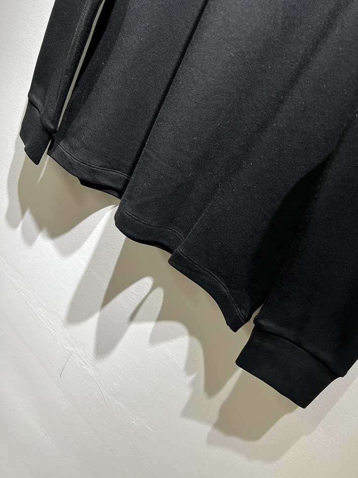 最高級ルイヴィトンスーパーコピー エンボスLVロングスリーブTシャツ アパレル ロンT トップス ブラック 2524940 ルイヴィトン トレーナー メンズ - 画像 (5)