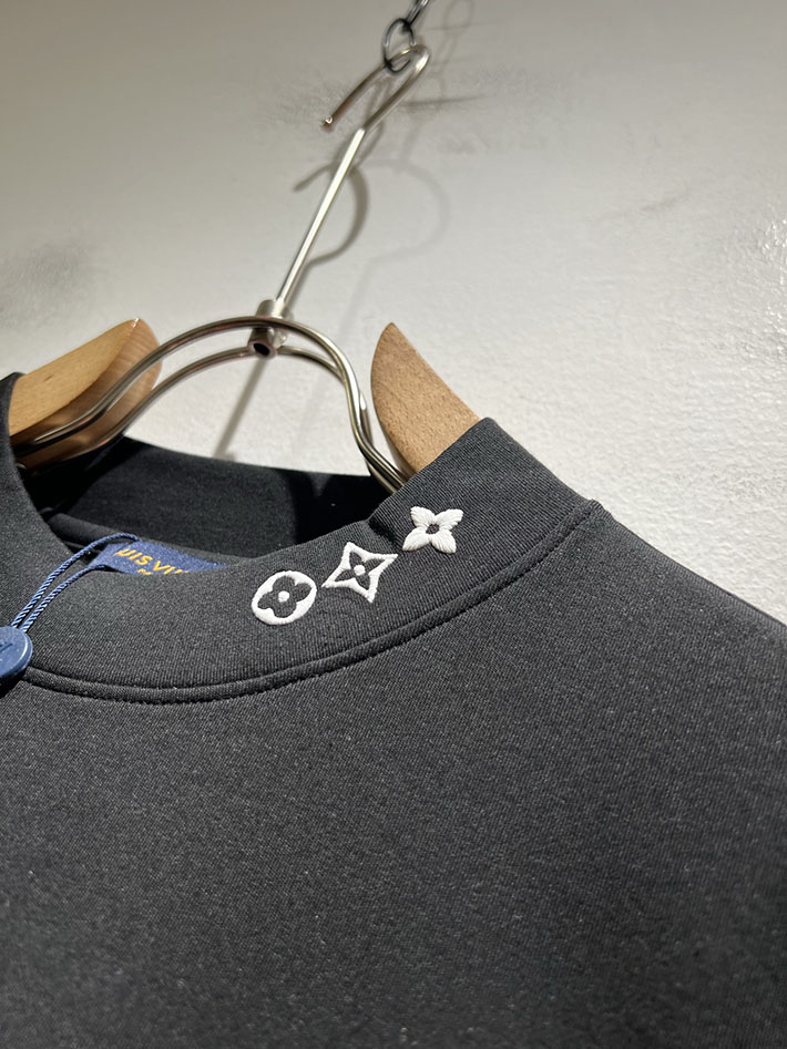 最高級ルイヴィトンスーパーコピー エンボスLVロングスリーブTシャツ アパレル ロンT トップス ブラック 2524940 ルイヴィトン トレーナー メンズ - 画像 (4)