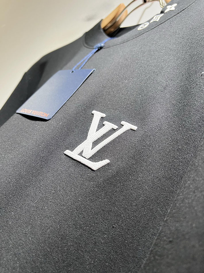 最高級ルイヴィトンスーパーコピー エンボスLVロングスリーブTシャツ アパレル ロンT トップス ブラック 2524940 ルイヴィトン トレーナー メンズ - 画像 (3)