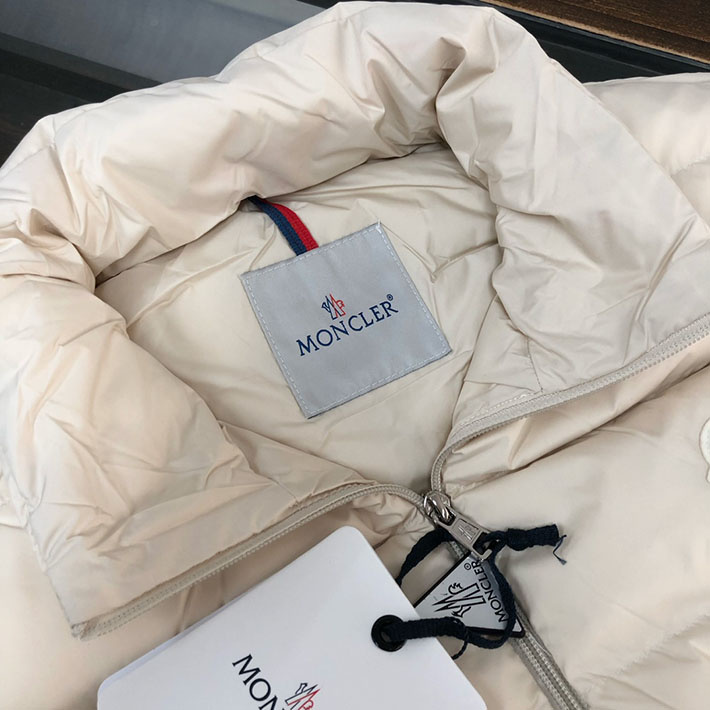 最高級モンクレールスーパーコピー Moncler Contrin ダウンベスト ロゴ付き ライトダウンベスト ホワイト 2525124 モンクレール ダウンベスト 新作 - 画像 (6)