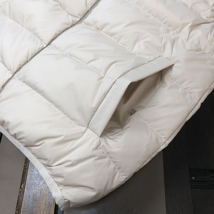 最高級モンクレールスーパーコピー Moncler Contrin ダウンベスト ロゴ付き ライトダウンベスト ホワイト 2525124 モンクレール ダウンベスト 新作 - 画像 (5)