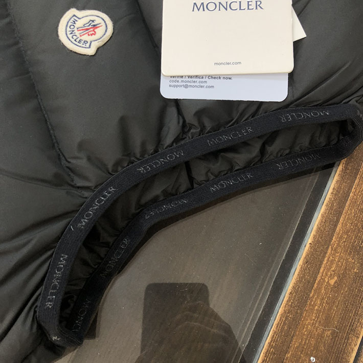 最高級モンクレールスーパーコピー Moncler Contrin ダウンベスト ロゴ付き ライトダウンベスト ブラック 2525125 モンクレール ダウンベスト 新作 - 画像 (6)