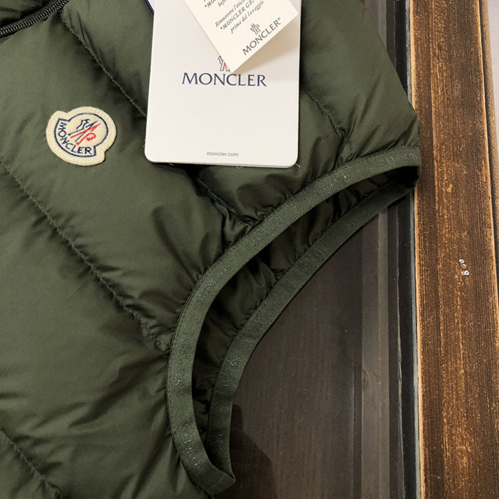 最高級モンクレールスーパーコピー Moncler Contrin ダウンベスト ロゴ付き ライトダウンベスト カーキ 2525126 モンクレール ダウンベスト 新作 - 画像 (5)