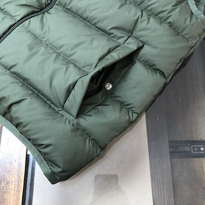 最高級モンクレールスーパーコピー Moncler Contrin ダウンベスト ロゴ付き ライトダウンベスト カーキ 2525126 モンクレール ダウンベスト 新作 - 画像 (4)