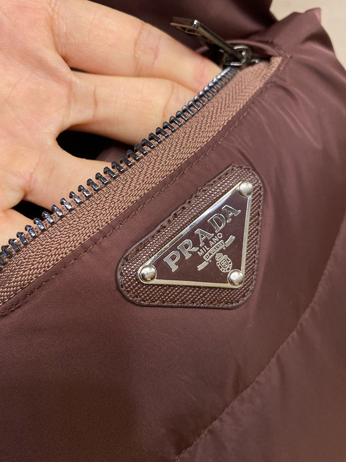 最高級プラダスーパーコピー PRADA ダウンベストSGJ191 パッド入りRe-Nylonベスト ブラウン 2525130 プラダ ダウンベスト アウトレット - 画像 (6)