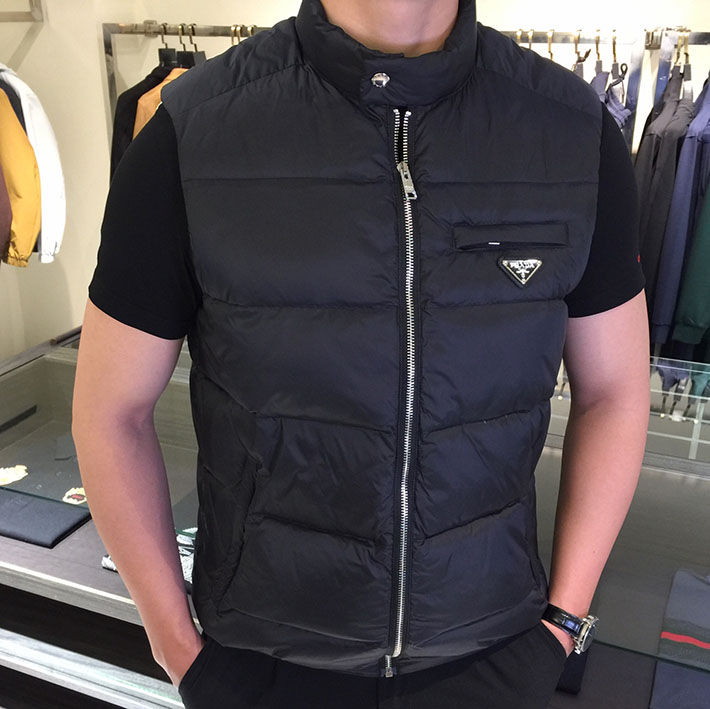 最高級プラダスーパーコピー PRADA パデッドRe-Nylon ベスト スタンドアップカラー ブラック 2525145 プラダ ダウンベスト メンズ - 画像 (9)
