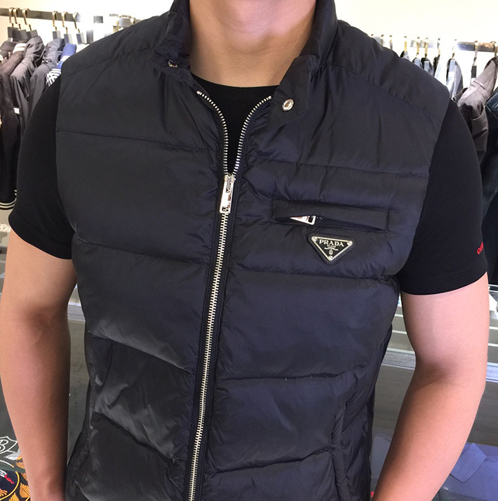 最高級プラダスーパーコピー PRADA パデッドRe-Nylon ベスト スタンドアップカラー ブラック 2525145 プラダ ダウンベスト メンズ - 画像 (7)