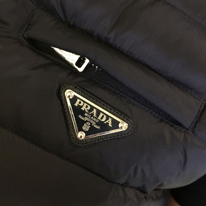 最高級プラダスーパーコピー PRADA パデッドRe-Nylon ベスト スタンドアップカラー ブラック 2525145 プラダ ダウンベスト メンズ - 画像 (6)