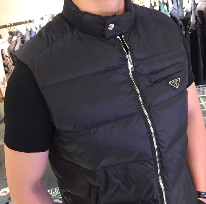 最高級プラダスーパーコピー PRADA パデッドRe-Nylon ベスト スタンドアップカラー ブラック 2525145 プラダ ダウンベスト メンズ - 画像 (4)