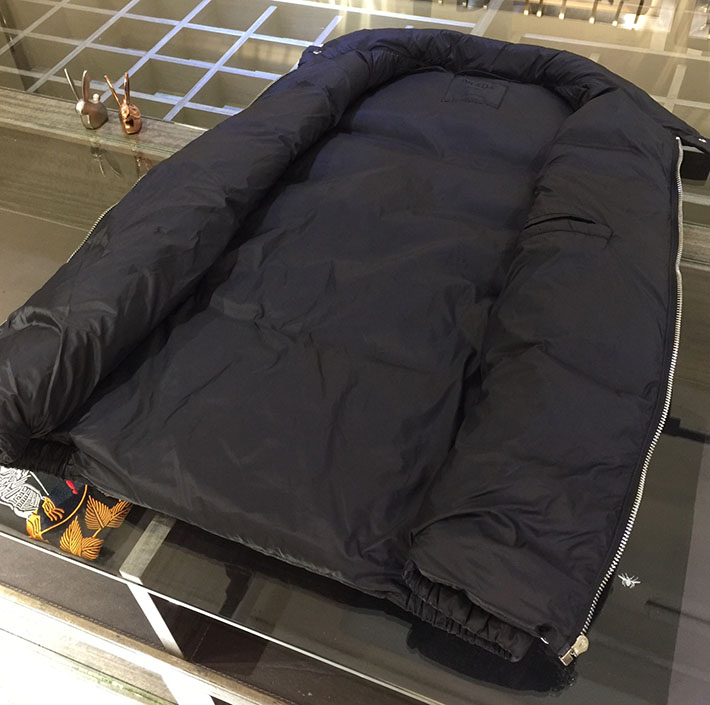 最高級プラダスーパーコピー PRADA パデッドRe-Nylon ベスト スタンドアップカラー ブラック 2525145 プラダ ダウンベスト メンズ - 画像 (2)