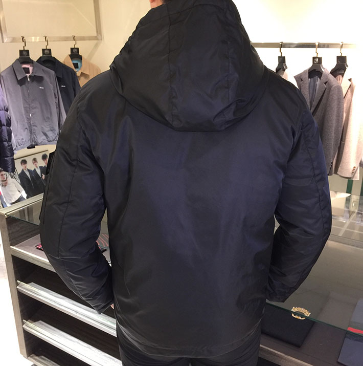 最高級プラダスーパーコピー PRADA トライアングル ロゴプレート リナイロン ジップ ジャケット ブラック 2525170 2025 冬アウター メンズトレンド - 画像 (7)