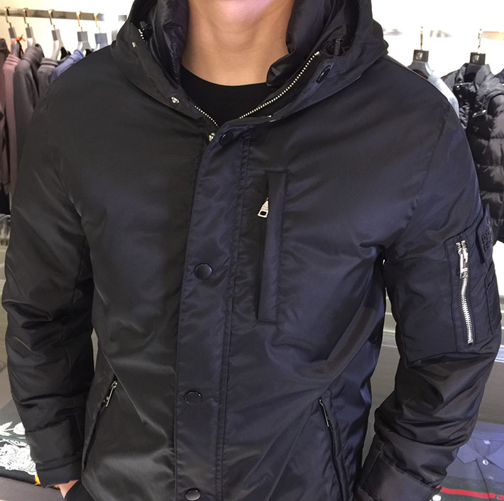 最高級プラダスーパーコピー PRADA トライアングル ロゴプレート リナイロン ジップ ジャケット ブラック 2525170 2025 冬アウター メンズトレンド - 画像 (6)