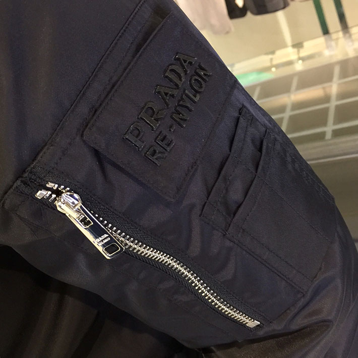 最高級プラダスーパーコピー PRADA トライアングル ロゴプレート リナイロン ジップ ジャケット ブラック 2525170 2025 冬アウター メンズトレンド - 画像 (5)