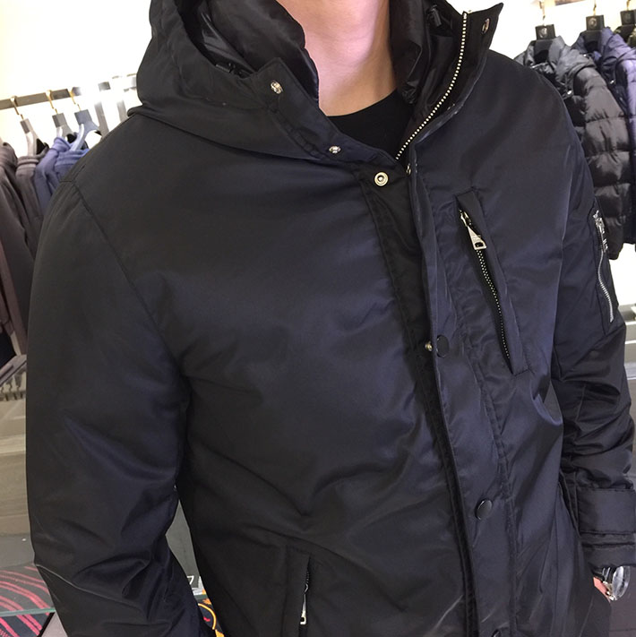 最高級プラダスーパーコピー PRADA トライアングル ロゴプレート リナイロン ジップ ジャケット ブラック 2525170 2025 冬アウター メンズトレンド - 画像 (4)