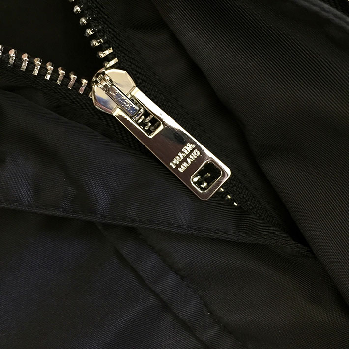 最高級プラダスーパーコピー PRADA トライアングル ロゴプレート リナイロン ジップ ジャケット ブラック 2525170 2025 冬アウター メンズトレンド - 画像 (3)