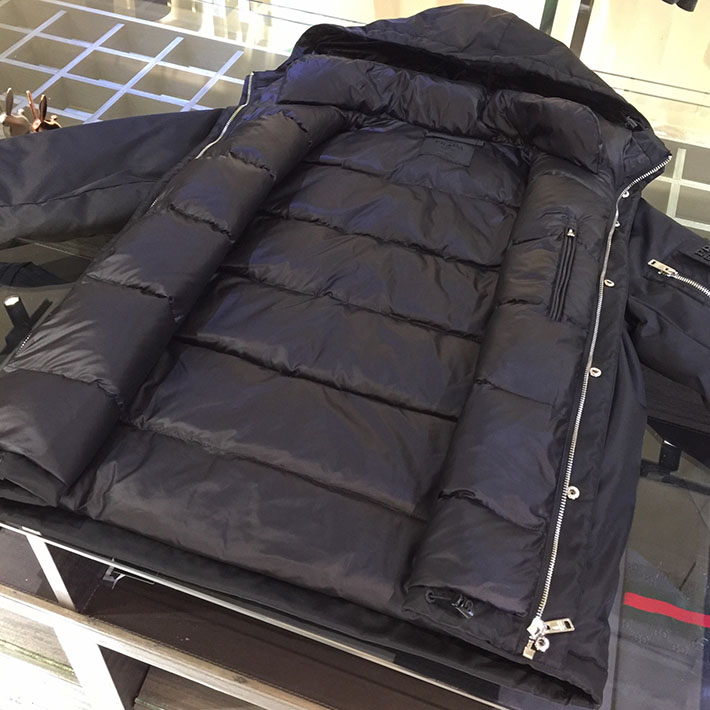 最高級プラダスーパーコピー PRADA トライアングル ロゴプレート リナイロン ジップ ジャケット ブラック 2525170 2025 冬アウター メンズトレンド - 画像 (2)