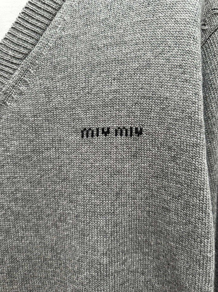 最高級MiuMiuスーパーコピー MiuMiu カシミア Vネック セーター レイヤード ポロシャツ グレー 2525201 Miumiu セーター グレー - 画像 (10)