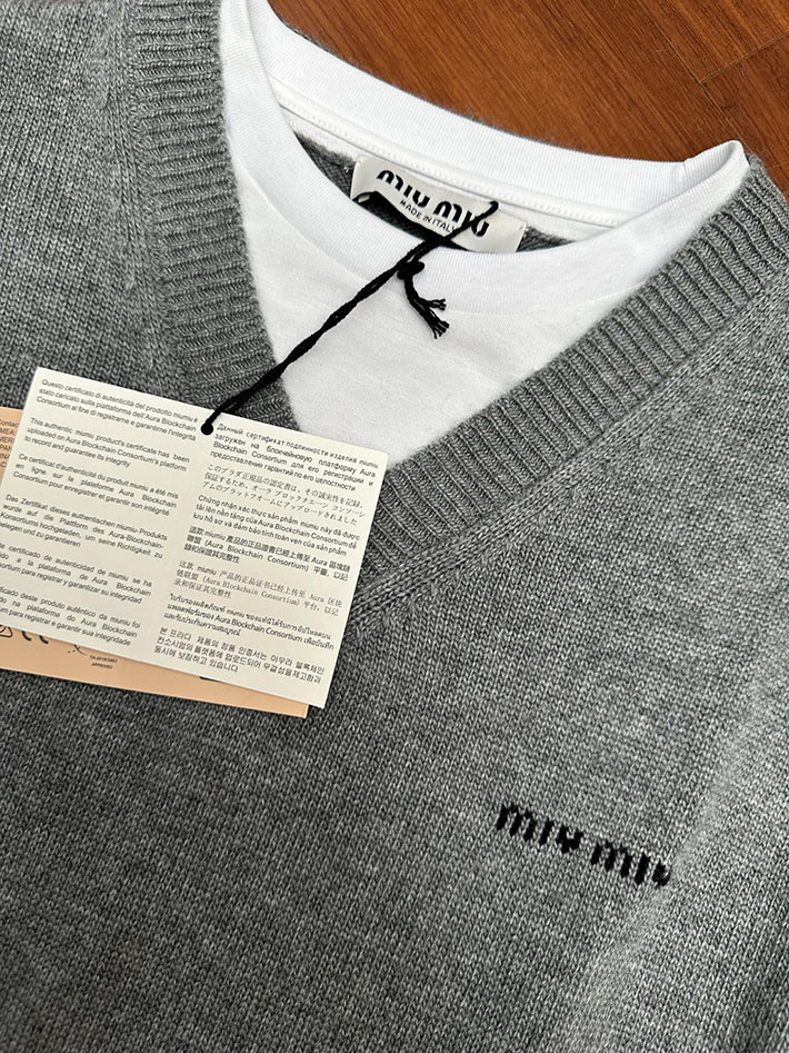 最高級MiuMiuスーパーコピー MiuMiu カシミア Vネック セーター レイヤード ポロシャツ グレー 2525201 Miumiu セーター グレー - 画像 (7)