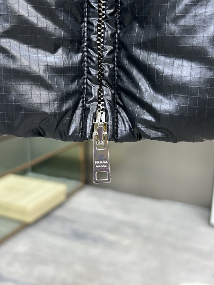 最高級プラダスーパーコピー PRADA 2025新作 Re-Nylon パファージャケット ブラック 2525217 今年 流行るダウン メンズ - 画像 (8)