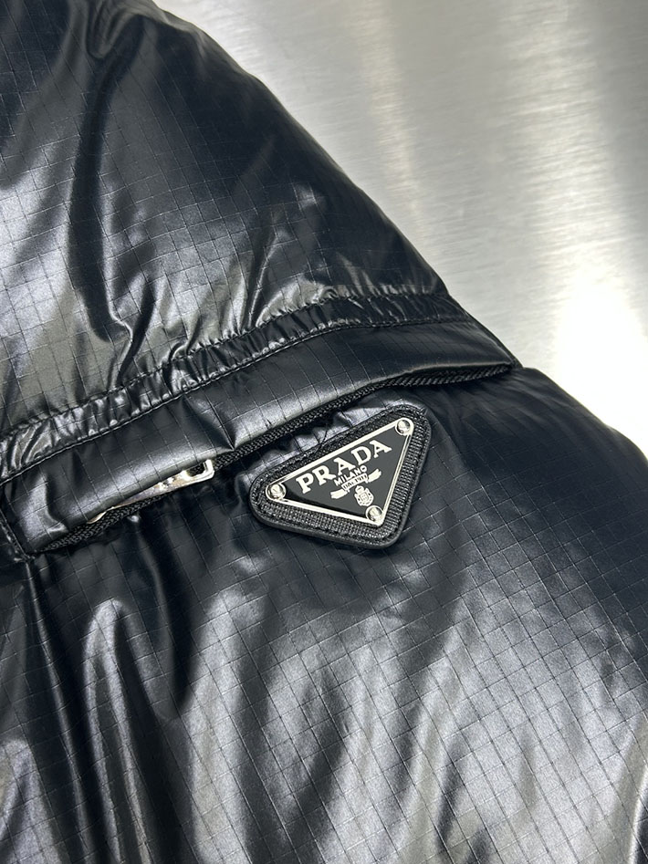 最高級プラダスーパーコピー PRADA 2025新作 Re-Nylon パファージャケット ブラック 2525217 今年 流行るダウン メンズ - 画像 (2)