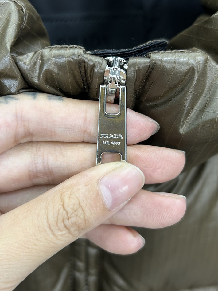 最高級プラダスーパーコピー PRADA 2025新作 Re-Nylon パファージャケット ブラウン 2525218 今年 流行るダウン メンズ - 画像 (8)