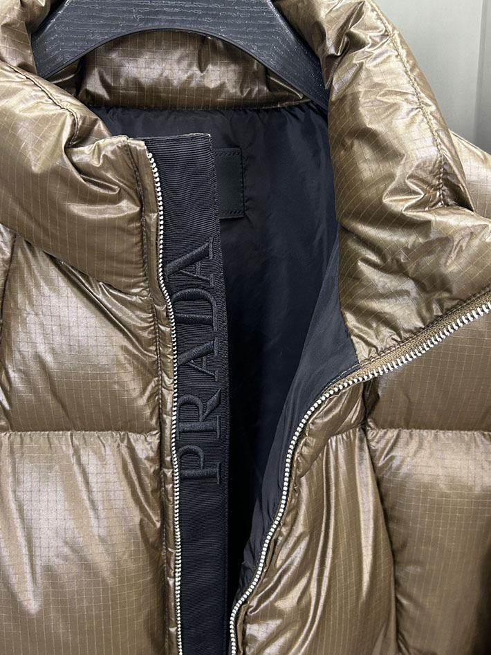 最高級プラダスーパーコピー PRADA 2025新作 Re-Nylon パファージャケット ブラウン 2525218 今年 流行るダウン メンズ - 画像 (6)