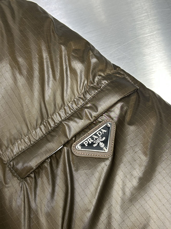 最高級プラダスーパーコピー PRADA 2025新作 Re-Nylon パファージャケット ブラウン 2525218 今年 流行るダウン メンズ - 画像 (2)