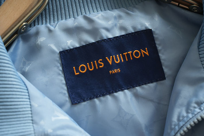 最高級ルイヴィトンスーパーコピー lv モノグラム エンベリッシュド フーデッドブルゾン スカイブルー 2525262 ルイヴィトン ジャケット 新作 - 画像 (7)