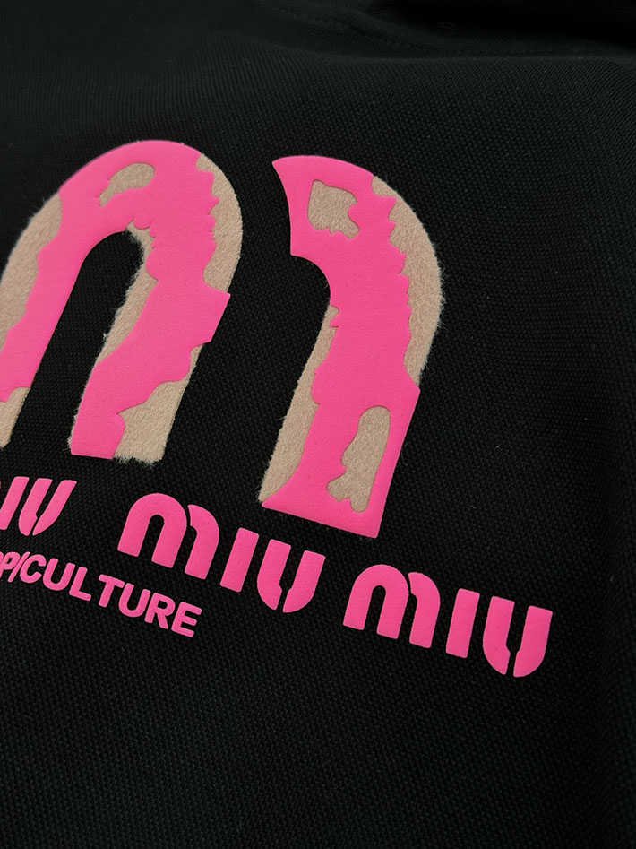 最高級MiuMiuスーパーコピー MiuMiu パーカー プルオーバー フーディー スウェット ブラック 2525294 MiuMiu パーカー メンズ - 画像 (5)