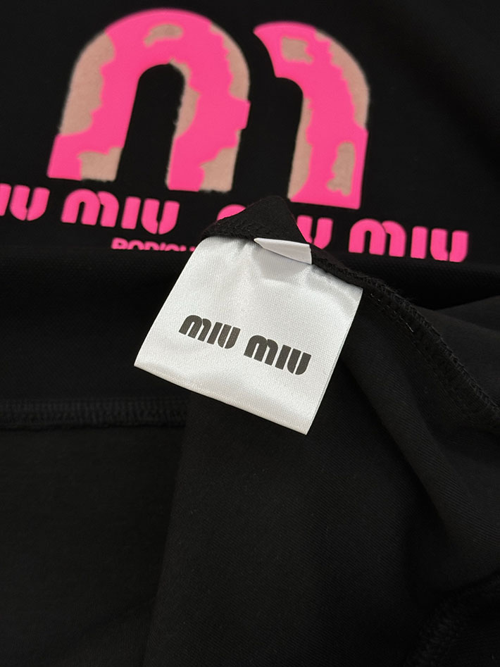 最高級MiuMiuスーパーコピー MiuMiu パーカー プルオーバー フーディー スウェット ブラック 2525294 MiuMiu パーカー メンズ - 画像 (3)
