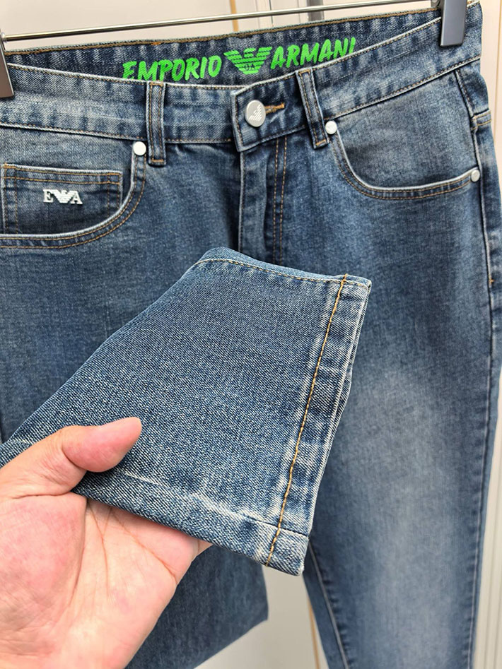 最高級アルマーニスーパーコピー メンズ ジーンズ MIX OF COLOURS ON BLUE DENIM 2525339 アルマーニ デニムパンツ - 画像 (4)