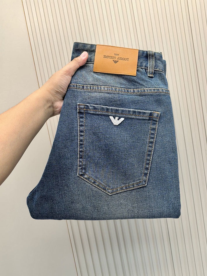 最高級アルマーニスーパーコピー メンズ ジーンズ MIX OF COLOURS ON BLUE DENIM 2525339 アルマーニ デニムパンツ - 画像 (2)