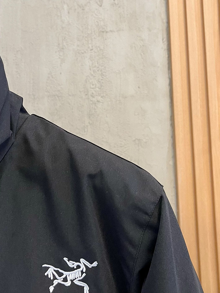 アークテリクス マウンテンパーカー ARC’TERYX アトム フーディ ナイロンジャケット ブラック/カーキ 2525685 アークテリクス 女子 コーデ - 画像 (7)