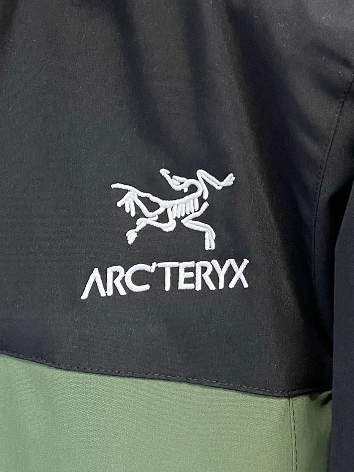 アークテリクス マウンテンパーカー ARC’TERYX アトム フーディ ナイロンジャケット ブラック/カーキ 2525685 アークテリクス 女子 コーデ - 画像 (6)