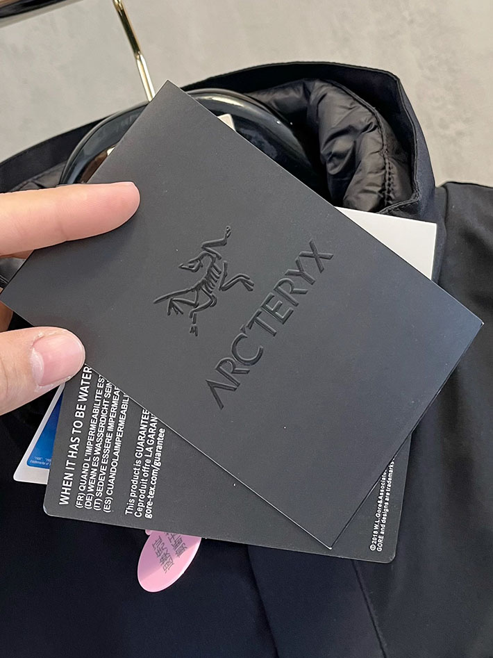 アークテリクス マウンテンパーカー ARC’TERYX アトム フーディ ナイロンジャケット ブラック/カーキ 2525685 アークテリクス 女子 コーデ - 画像 (4)