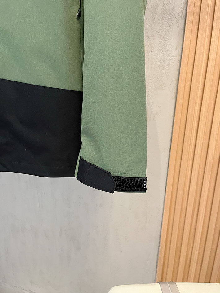 アークテリクス マウンテンパーカー ARC’TERYX アトム フーディ ナイロンジャケット ブラック/カーキ 2525685 アークテリクス 女子 コーデ - 画像 (3)