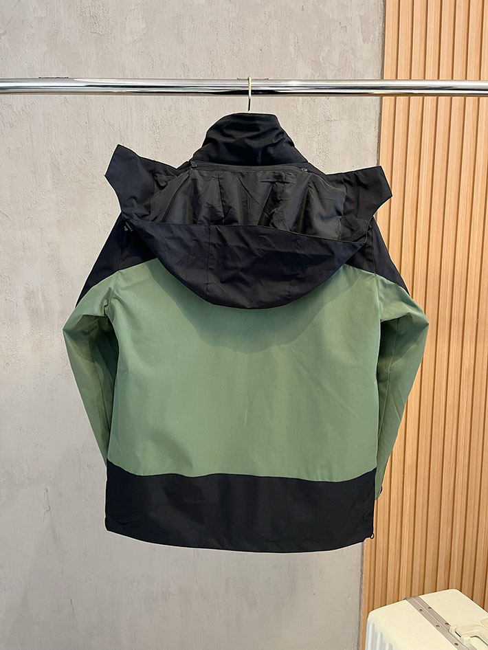 アークテリクス マウンテンパーカー ARC’TERYX アトム フーディ ナイロンジャケット ブラック/カーキ 2525685 アークテリクス 女子 コーデ - 画像 (2)