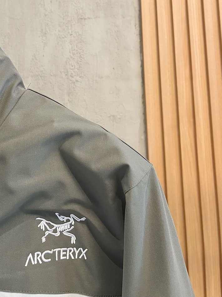 アークテリクス マウンテンパーカー ARC’TERYX アトム フーディ ナイロンジャケット ホワイト/グレー 2525686 アークテリクス 女子 コーデ - 画像 (7)