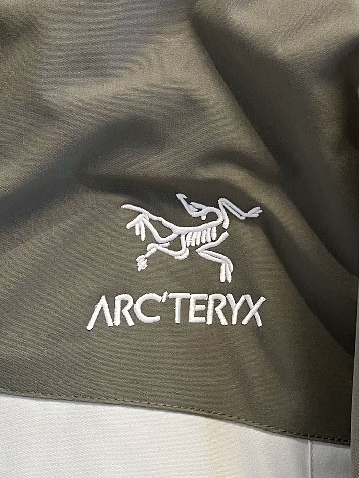アークテリクス マウンテンパーカー ARC’TERYX アトム フーディ ナイロンジャケット ホワイト/グレー 2525686 アークテリクス 女子 コーデ - 画像 (6)