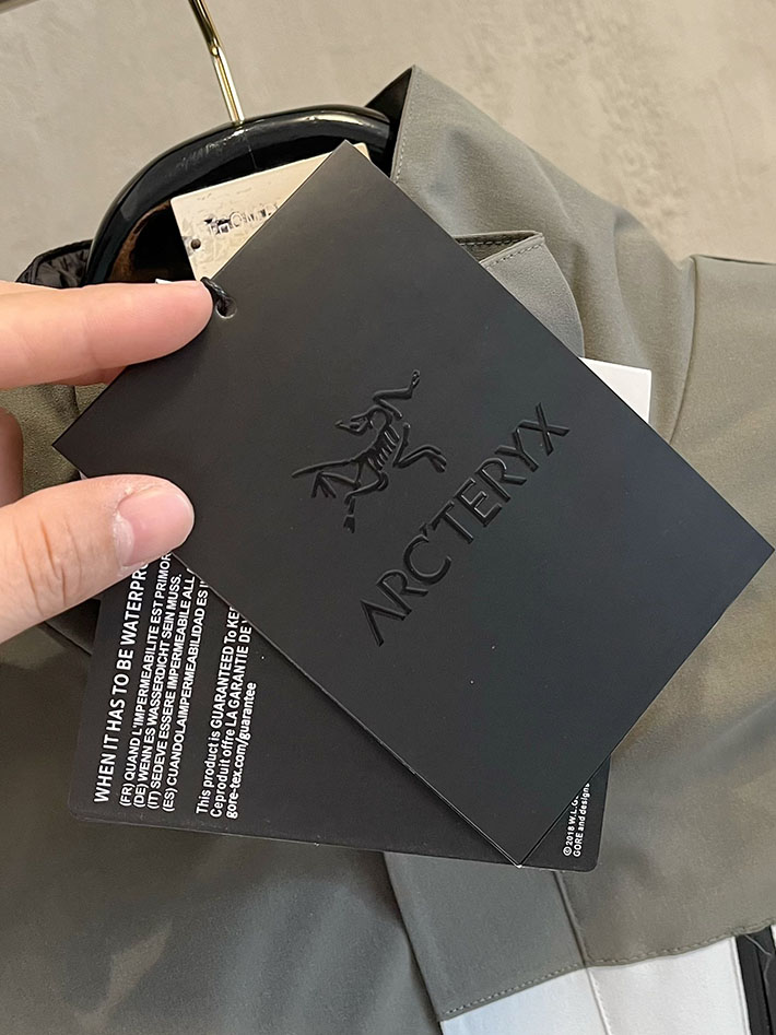 アークテリクス マウンテンパーカー ARC’TERYX アトム フーディ ナイロンジャケット ホワイト/グレー 2525686 アークテリクス 女子 コーデ - 画像 (4)