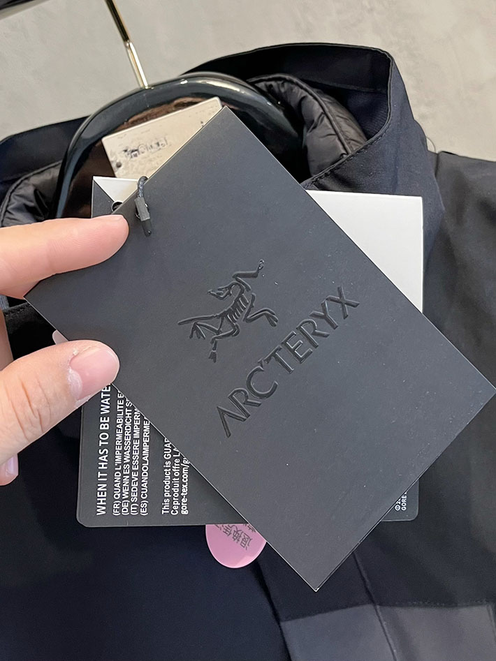 アークテリクス マウンテンパーカー ARC’TERYX アトム フーディ ナイロンジャケット ブラック/グレー 2525687 アークテリクス 女子 コーデ - 画像 (4)