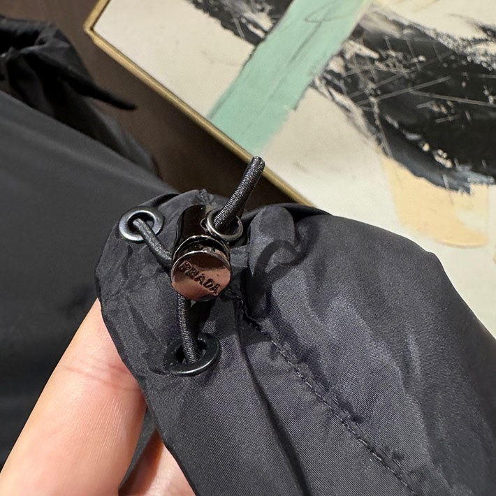 最高級プラダスーパーコピー PRADA Re-Nylon パデッドジャケット ジップアップ ロゴ ブラック 2525759 プラダ ジャケット コーデ - 画像 (4)