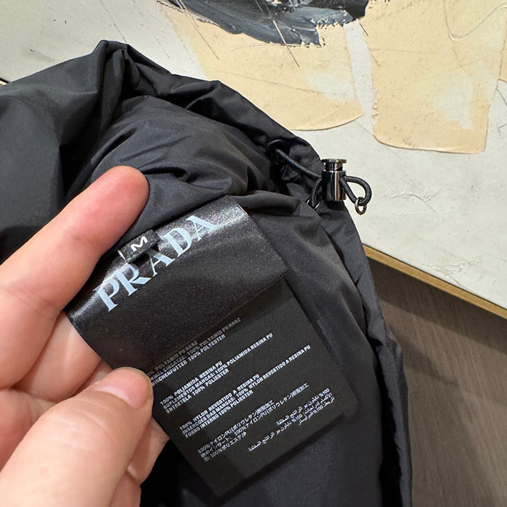最高級プラダスーパーコピー PRADA Re-Nylon パデッドジャケット ジップアップ ロゴ ブラック 2525759 プラダ ジャケット コーデ - 画像 (3)