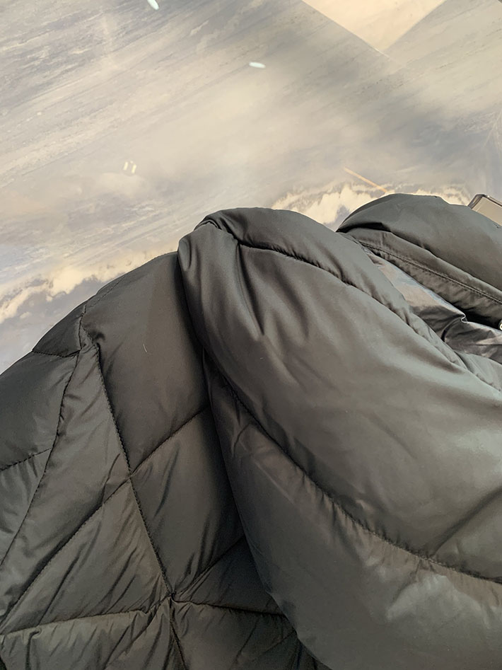 最高級モンクレールスーパーコピー Moncler ダウンジャケット AVEROLE 999 ブラック 2525790 モンクレール ダウン アウトレット - 画像 (2)