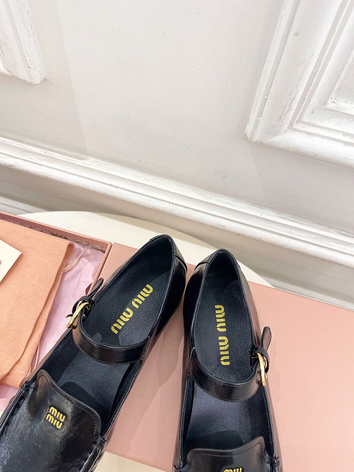 最高級MiuMiuスーパーコピー ミュウミュウ ストラップ付レザーローファー 5D563E_007_F0002 MIUMIU ローファー アウトレット - 画像 (6)