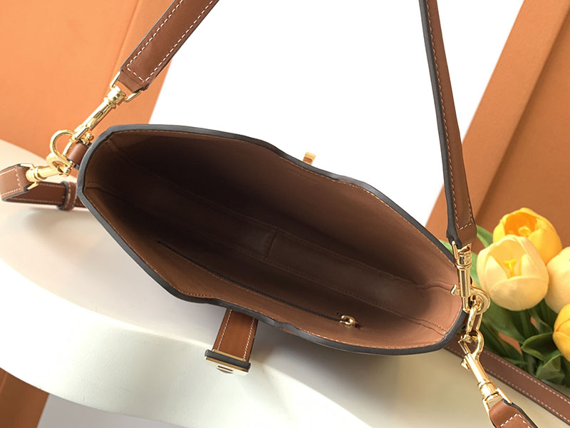 最高級セリーヌスーパーコピー CELINE スモール カミーユ 16(セーズ)ソフト バッグ タン 120693FX9.04LU 御殿場アウトレット セリーヌ バッグ - 画像 (4)